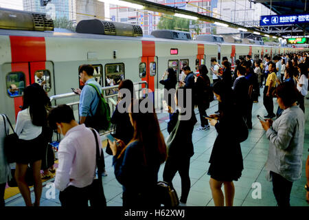 Seoul, Südkorea. 24. Oktober 2016. Es gibt viele Leute in der Schlange in der u-Bahnstation. © Min Won-Ki/ZUMA Draht/Alamy Live-Nachrichten Stockfoto