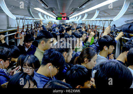 Seoul, Südkorea. 24. Oktober 2016. Es gibt viele Menschen in der u-Bahn. © Min Won-Ki/ZUMA Draht/Alamy Live-Nachrichten Stockfoto