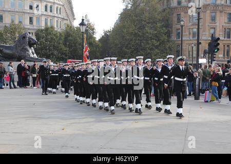 London, UK. 23. Oktober 2016. Trafalgar Day wird durch Meer Kadetten mit einer Zeremonie auf dem Trafalgar Square, gefolgt von einem Marsch über The Mall gefeiert. Bildnachweis: Sandra Rowse/Alamy Live News. Stockfoto