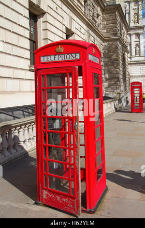 Berühmte rote Telefonzelle in London, Großbritannien Stockfoto