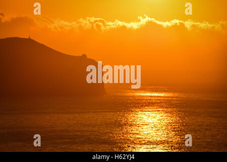 Sonnenaufgang über ein ruhiges Meer, Funchal, Madeira Stockfoto