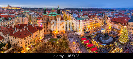 Blick von oben Skyline, beleuchteten Gebäuden und traditionellen Weihnachtsmarkt in Prag. Stockfoto