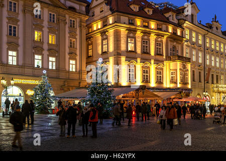 Menschen zu Fuß durch beleuchteten Gebäuden und Restaurants für Weihnachtsferien in Prag eingerichtet. Stockfoto