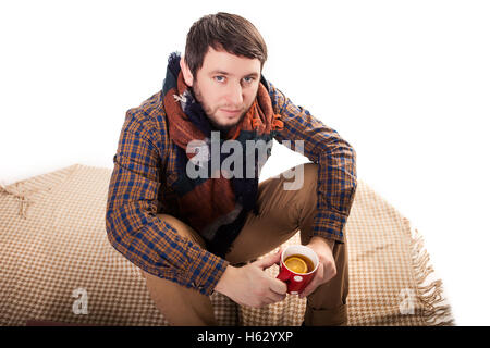 Kalt, kranke Mann hält eine Tasse Tee in Händen auf grauem Hintergrund isoliert Stockfoto