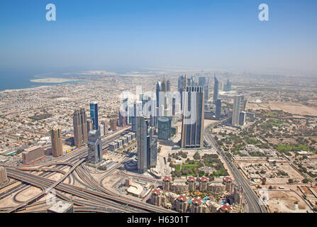 DUBAI, Vereinigte Arabische Emirate - APRIL 27: Downtown Burj Dubai 27. April 2014 in Dubai, Vereinigte Arabische Emirate. Dubai ist die größte Stadt der Vereinigten Arabischen Emirate und eine o Stockfoto