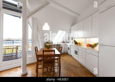 weiße Küche mit Holzboden in schönes Zuhause Stockfoto