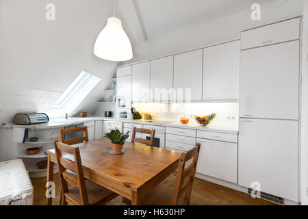 weiße Küche mit Holzboden in schönes Zuhause Stockfoto