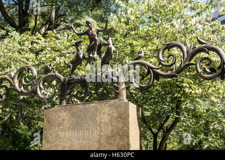 Der Lehman Tore sind eine bronzene Skulptur Wahrzeichen am Zoo im Central Park, New York City, USA Stockfoto