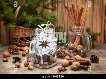 Weihnachten-Komposition. Winter-Gewürze und Zutaten für das Weihnachtsessen kochen. Zimtstangen, Haselnüsse, Walnüsse, Anis Stockfoto