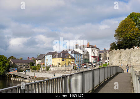 Fußgängerbrücke über Afon Teifi Fluss zur Burg und Stadt im alten Hafengebiet der Cardigan (Aberteifi), Ceredigion, Wales, UK, Großbritannien Stockfoto