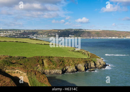 Blick über Fishguard Bay zum Fährhafen in Pembrokeshire Coast National Park. Fishguard (Abergwaun), Pembrokeshire, Wales, UK Stockfoto