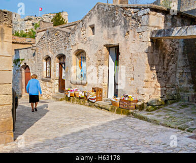 LES BAUX-DE-PROVENCE, Frankreich - 4. Mai 2013: Der Souvenir-Shop in eines der malerischsten Dörfer und berühmten touristischen Zentrum, Stockfoto