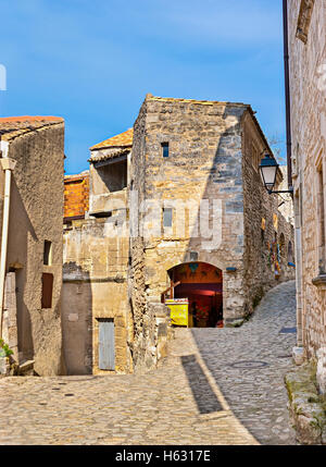 Es ist leicht, in den engen und kurvigen Straßen und Kreuzungen von Les Baux-de-Provence, Frankreich verloren gehen. Stockfoto