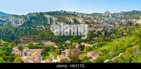 Den malerischen Blick auf die Alpilles und Fontaine-Tal aus der Felssporn Dorf Les Baux-de-Provence, Frankreich. Stockfoto