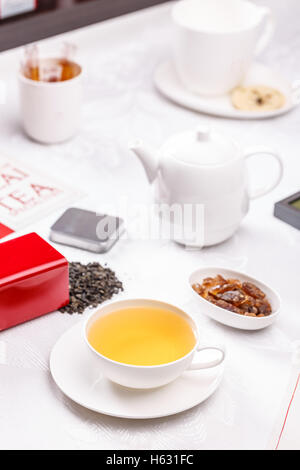 Tee Zeit Konzept, Tasse Tee mit Zucker Felsen Stockfoto