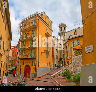 Der Spaziergang durch das Labyrinth der alten Viertel mit farbenfrohen Häusern, wie dieses, namens La Treille, Rue de la Providence, Nizza, Frankreich Stockfoto