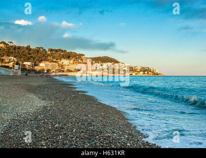 Die Küste von Nizza mit hellblauem Himmel, reflektiert auf der Oberfläche des Meeres und den Mont Boron, im Hintergrund gesehen, Cote d'Azur, Frankreich Stockfoto