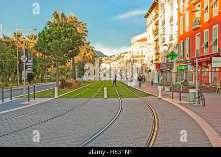 Der Blick auf den Boulevard Jean Jaures mit dem malerischen Park Promenade du Paillon und langen Straßenbahnlinien vom Place Massena in Nizza, Frankreich Stockfoto