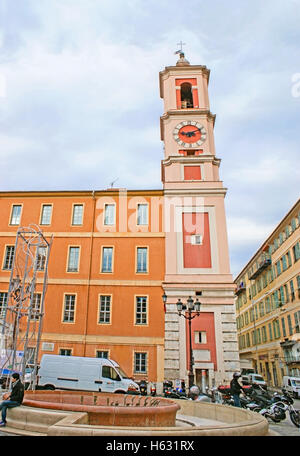 Das Palais Rusca mit hohem Uhrenturm befindet sich am Place du Palais de la Justice, Nizza, Frankreich Stockfoto