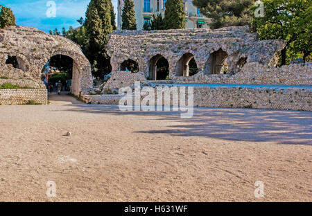 Die Cimiez Arena ist die archäologische Stätte auf dem Gipfel des berühmten Stadthügels, umgeben von einem alten Olivengarten in Nizza, Frankreich Stockfoto