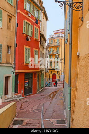 Die ruhige, enge Rue de la Providence, gesäumt von historischen Stadthäusern, Nizza, Frankreich Stockfoto