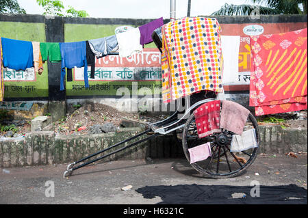 Nasse Kleidung trocknen auf Seite gezogen Rikscha in West Bengal Kolkata Indien Stockfoto