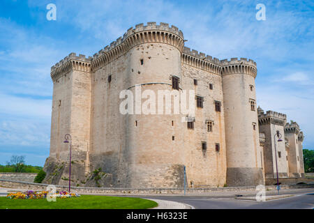 Die Burg steht direkt am Ufer der Rhone, Tarascon, Frankreich. Stockfoto