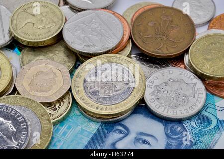 Britische Münzen und neue fünf-Pfund-Note. Stockfoto