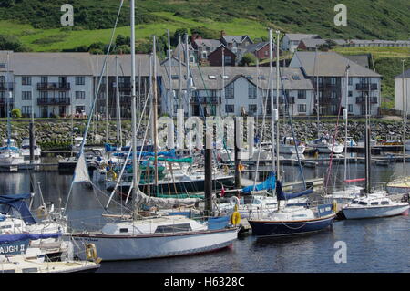 Blick auf die Boote im Hafen von Aberystwyth / Marina zugewandten Y Lanfa, Trefechen. Stockfoto