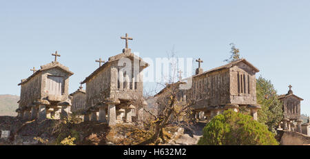 Blick auf den kommunitären Kornkammern, genannt Spalieren, in das Dorf Soajo, Nationalpark Peneda, Nordportugal Stockfoto