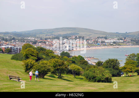 Paar auf Ballard unten über Swanage Bay suchen, Dorset, England. Stockfoto