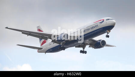 British Airways Boeing 767 G-BZHC ins Land kommen am Flughafen London Heathrow LHR Stockfoto