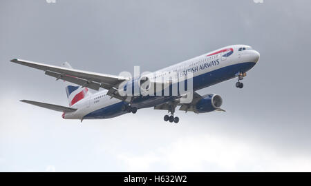 British Airways Boeing 767 G-BZHC ins Land kommen am Flughafen London Heathrow LHR Stockfoto