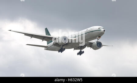 Pakistan International Airlines Boeing 777 AP-BMG ins Land kommen am Flughafen London Heathrow LHR Stockfoto