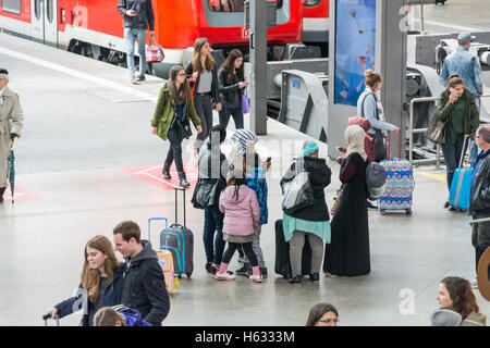 München, Deutschland - 16. Mai 2016: Passagiere drängten sich auf der Plattform des Hauptbahnhofs, der Hauptbahnhof in München. Stockfoto