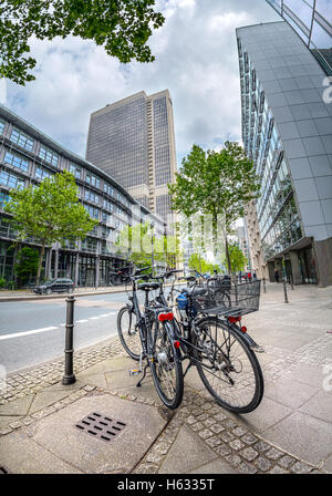 FRANKFURT AM MAIN, Deutschland - 18. Mai 2016: Fahrrad-Parken am Mainzer Landstraße. Frankfurt Am Main ist ein dynamisches und international Stockfoto