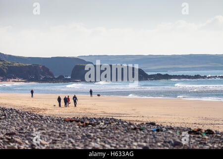 Menschen auf Süßwasser West Strand, Pembrokeshire, Wales, UK Stockfoto
