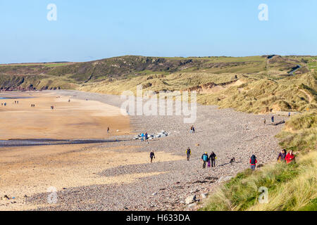 Menschen auf Süßwasser West Strand, Pembrokeshire, Wales, UK Stockfoto