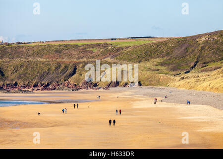 Menschen auf Süßwasser West Strand, Pembrokeshire, Wales, UK Stockfoto