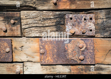 Nahaufnahme der rostige Nägel auf alten Boards Stockfoto