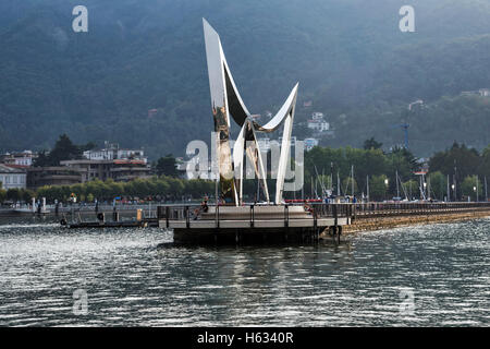 Leben Electric, zeitgenössische Skulptur von Daniel Libeskind Wissenschaftlers Alessandro Volta zu Feiern, am Comer See, Norditalien, Stockfoto