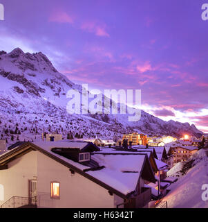 Passieren Sie Winter-Sonnenuntergang in alpinen Dorf mit Schnee. Stockfoto