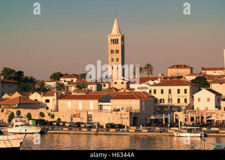 Rab, Kroatien - 9. August 2015: Blick auf die Altstadt von Rab, kroatischen Urlaubsort, berühmt für seine vier Glockentürme. Stockfoto