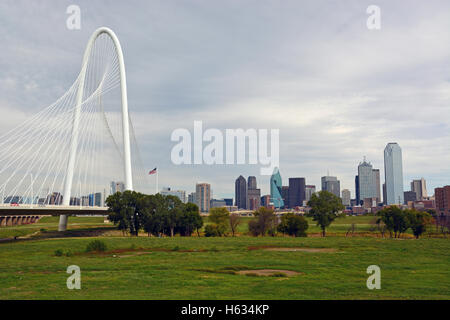 Die Margaret Hunt Hill-Brücke überquert den Trinity River als Texas Highway TX 366 Köpfe Ost in der Innenstadt von Dallas. Stockfoto