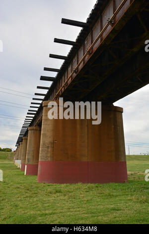 Die erhöhten Union Pacific Railroad tracks Brücke am Trinity River Korridor Parkway und Kopf in der Innenstadt von Dallas. Stockfoto