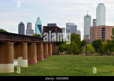 Die erhöhten Union Pacific Railroad tracks Brücke am Trinity River Korridor Parkway und Kopf in der Innenstadt von Dallas. Stockfoto