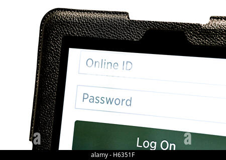 Tablet-Bildschirm offen für eine Online-Web-Seite sichere Anmeldung isoliert auf weiss Stockfoto