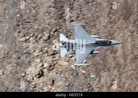 Royal Danish Air Force f-16 im Flug über der kalifornischen Mojave-Wüste. Stockfoto