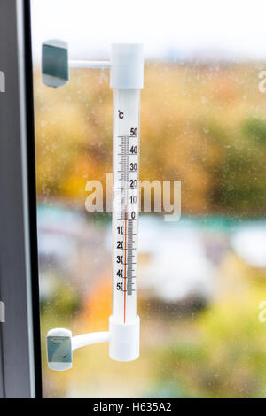 Außenthermometer auf home-Fenster Glas in Herbsttag Stockfoto