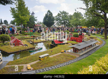 Niederländische Landschaft mit Windmühlen und Kanälen, die neu in Legosteinen in Legoland Billund Dänemark Stockfoto